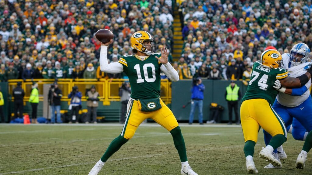 Jordan Love throwing a pass for the Green Bay Packers