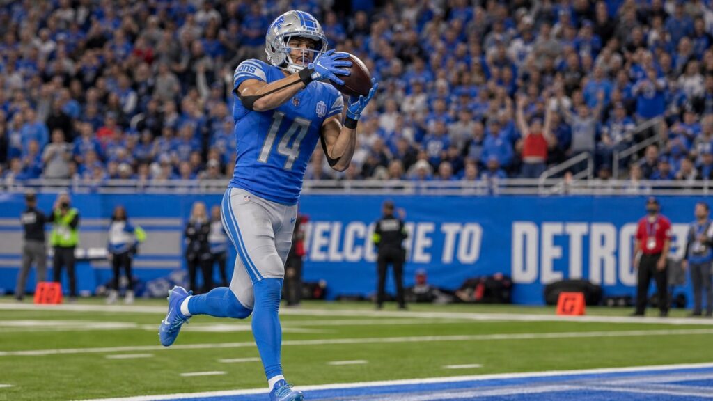 Amon-Ra St. Brown making a catch for the Detroit Lions