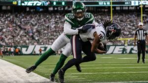 Minkah Fitzpatrick making a tackle for the New York Jets
