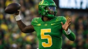 Dante Moore in action for the Oregon Ducks