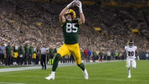 Tucker Kraft catching a pass for the Green Bay Packers