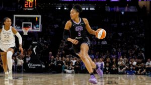 Kayla Thornton driving to the basket for the Golden State Valkyries