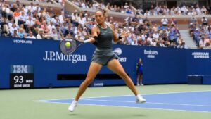 Zheng Qinwen hitting a forehand during her US Open fourth-round run