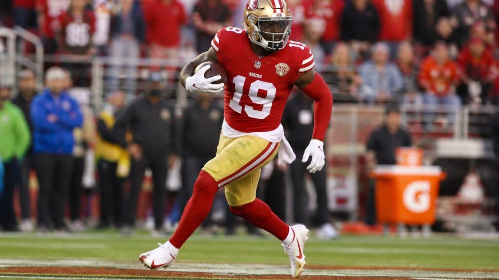 Deebo Samuel running with the ball for the San Francisco 49ers