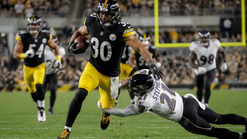 Jaylen Warren in action for the Pittsburgh Steelers