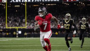 Bijan Robinson in action for the Atlanta Falcons against the New Orleans Saints