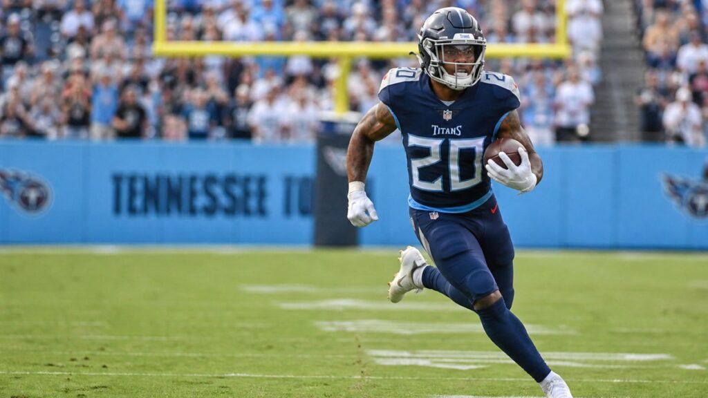 Tony Pollard running the ball for the Tennessee Titans